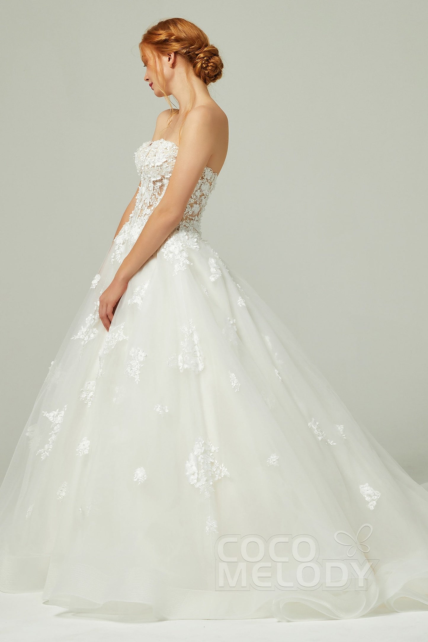 CW2200　LILYANA　立体的な小花　プリンセス　ウェディングドレス