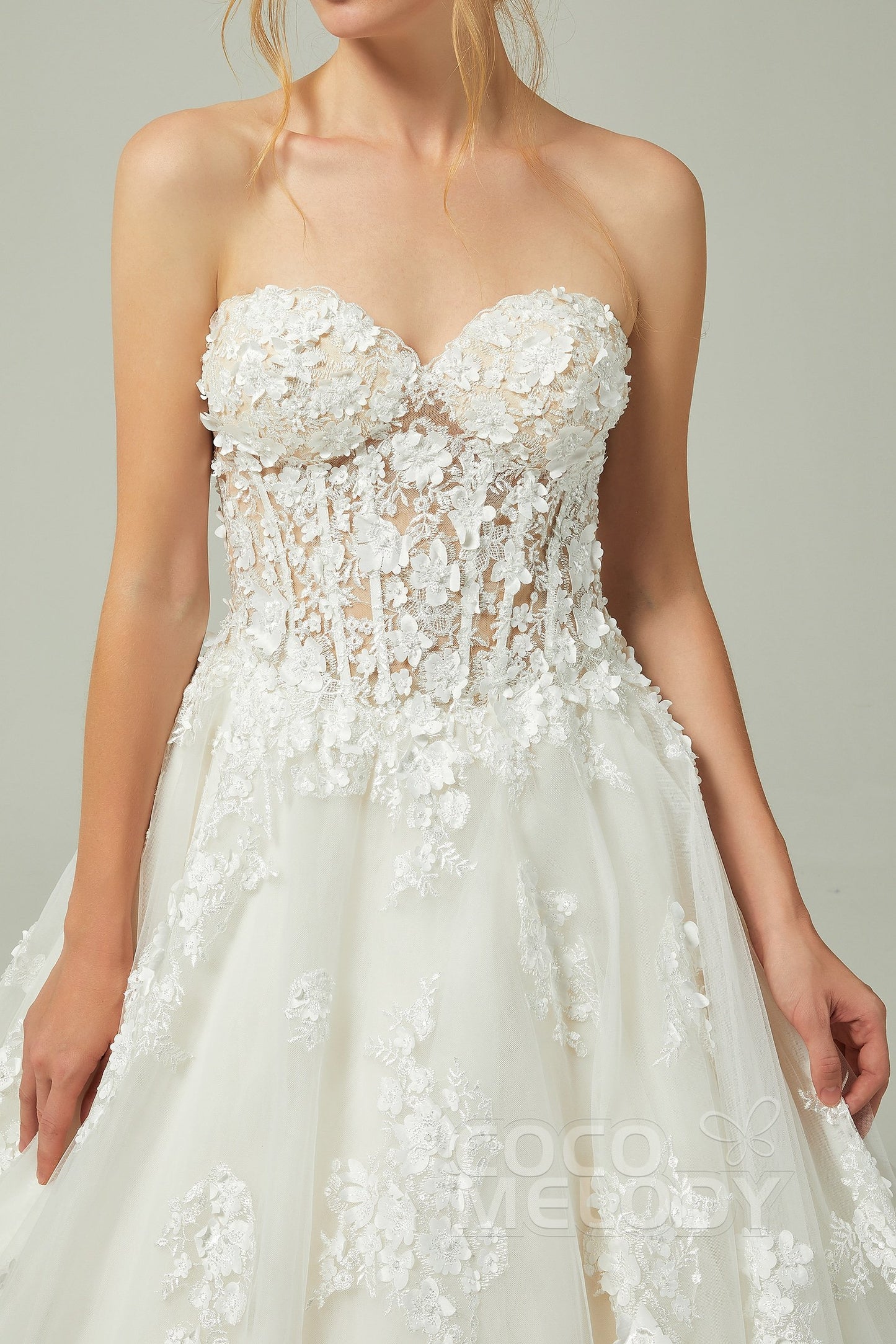 CW2200　LILYANA　立体的な小花　プリンセス　ウェディングドレス