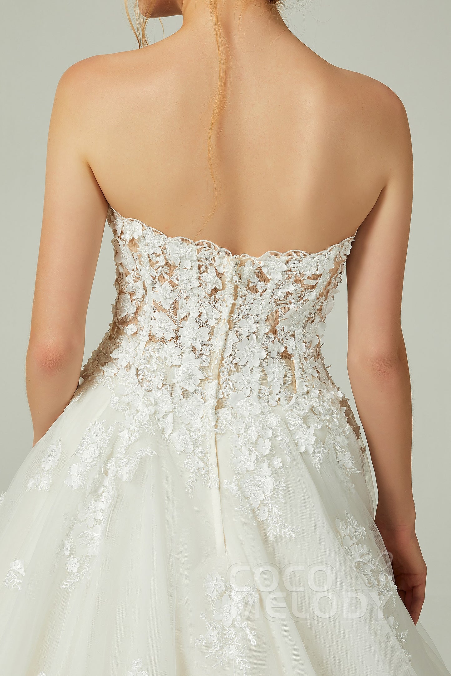 CW2200　LILYANA　立体的な小花　プリンセス　ウェディングドレス