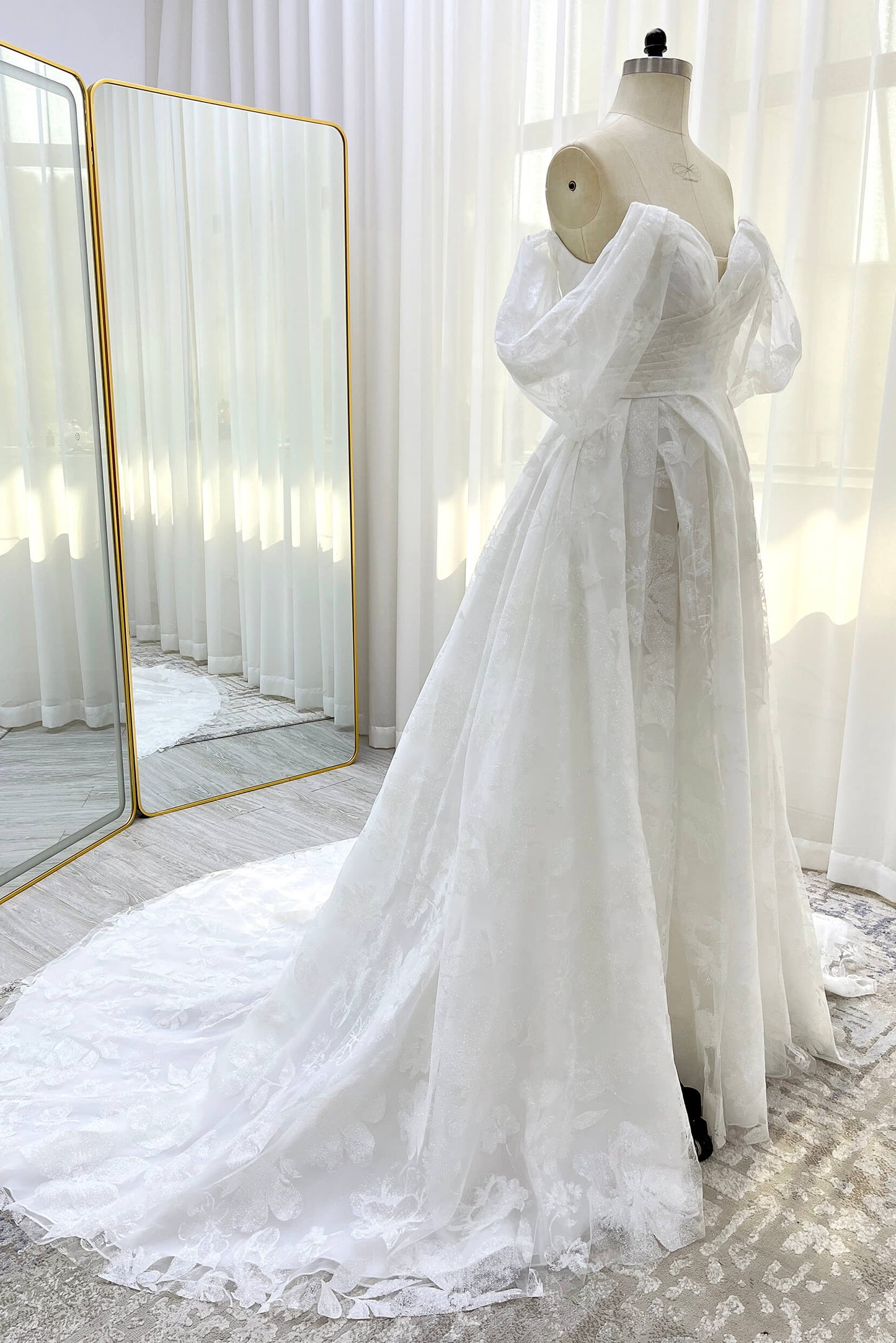 CW3340　Aライン　サテン　オフショルダー　お花　ウェディングドレス