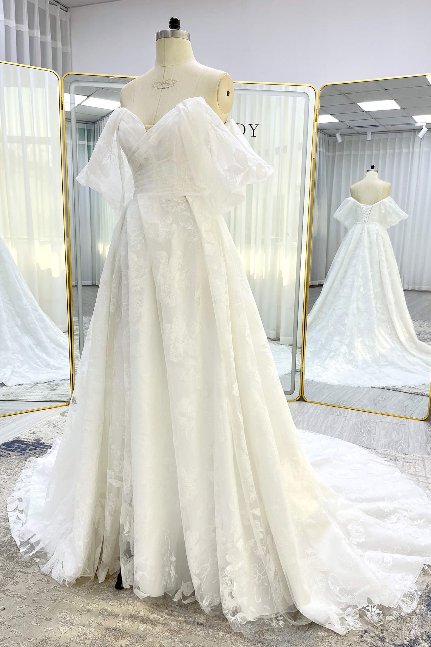 CW3340　Aライン　サテン　オフショルダー　お花　ウェディングドレス
