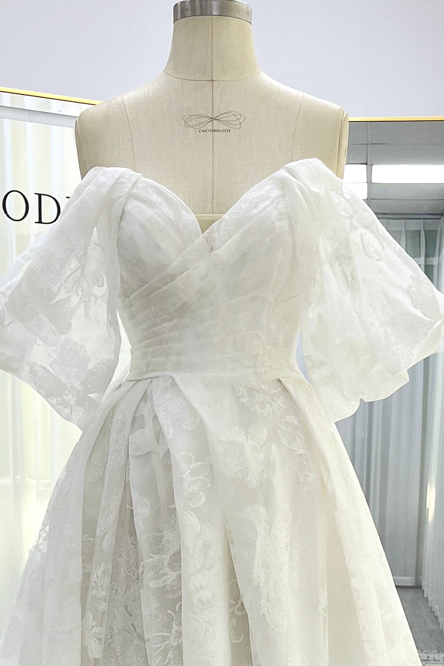 CW3340　Aライン　サテン　オフショルダー　お花　ウェディングドレス