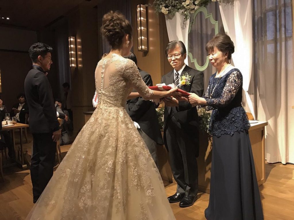 公式通販 シャンパン色の花嫁の結婚披露宴では、ウェディングドレスが
