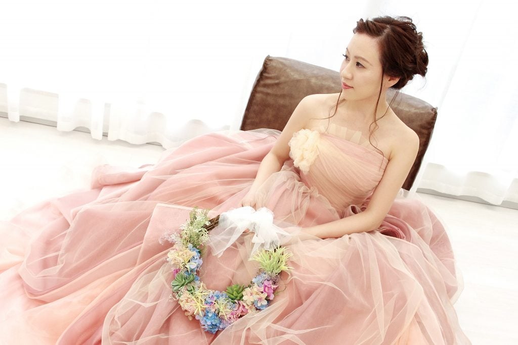 春の結婚式や前撮りに、人気のピンクカラードレスは？ - Cocomelodyマガジン
