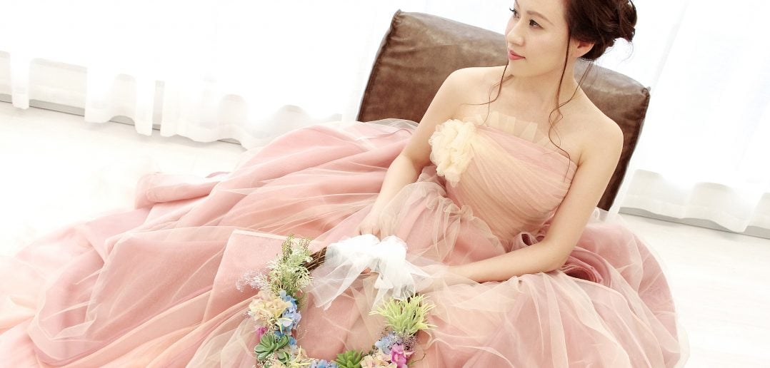 春の結婚式や前撮りに 人気のピンクカラードレスは Cocomelodyマガジン