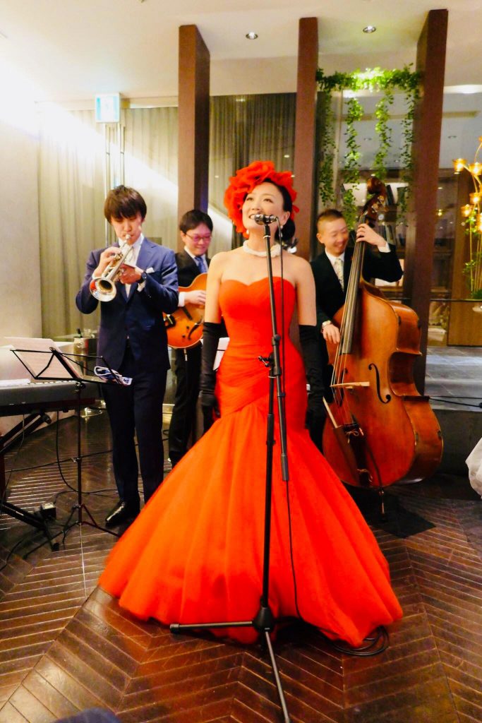 プロのジャズボーカリストの結婚式　赤のマーメイドドレス
