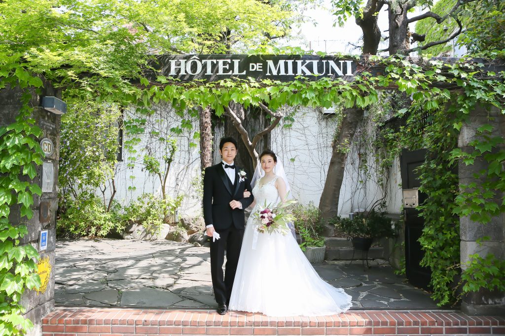 オテル・ドゥ・ミクニで結婚式　ガーデンウェディング　ウェディングドレス
