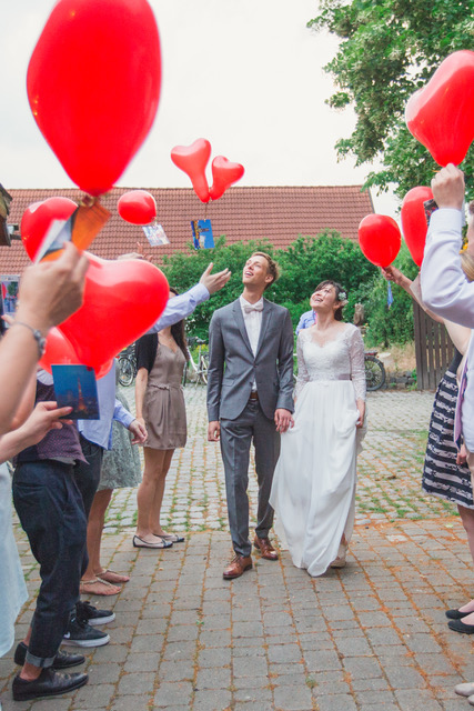 赤いハートの風船　ドイツ　国際結婚　挙式　袖付きウェディングドレス