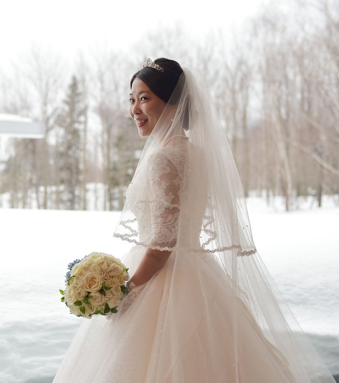 冬の結婚式　長袖ウェディングドレス
