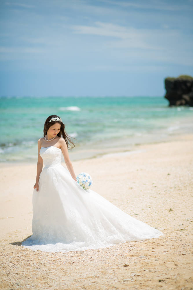 沖縄　ビーチ撮影　ウェディングドレス