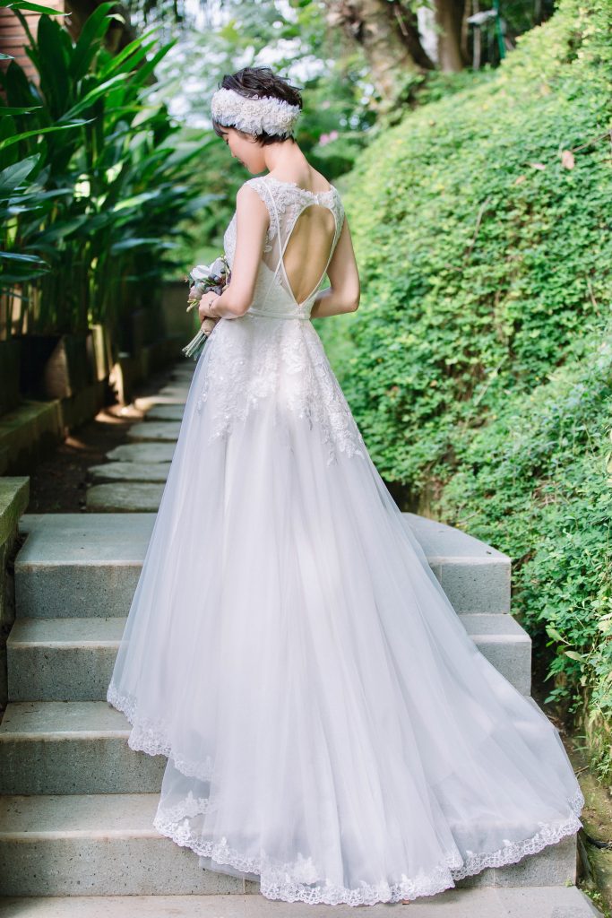 バリ島　結婚式　海外ウェディング　バックレスドレス