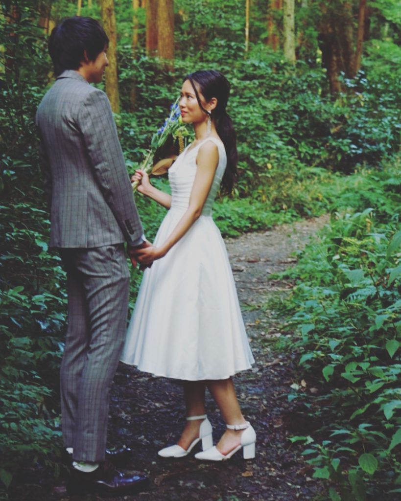 森の中での撮影　結婚式前撮り　ミニウェディングドレス