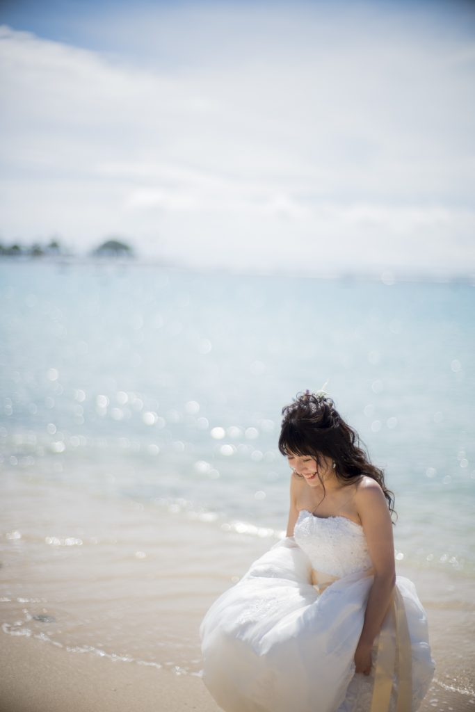 ハワイ挙式　ビーチ撮影　ウェディングドレス　シャンパンサッシュベルト