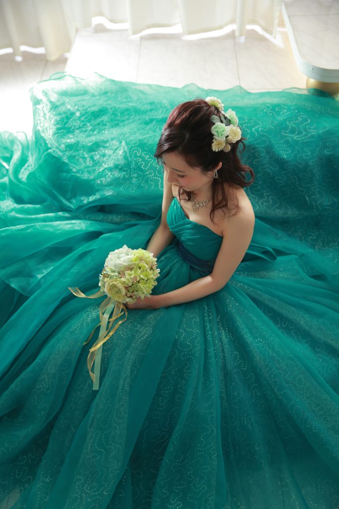 鮮やかなグリーンドレスで前撮り：SAKI様 - Cocomelodyマガジン