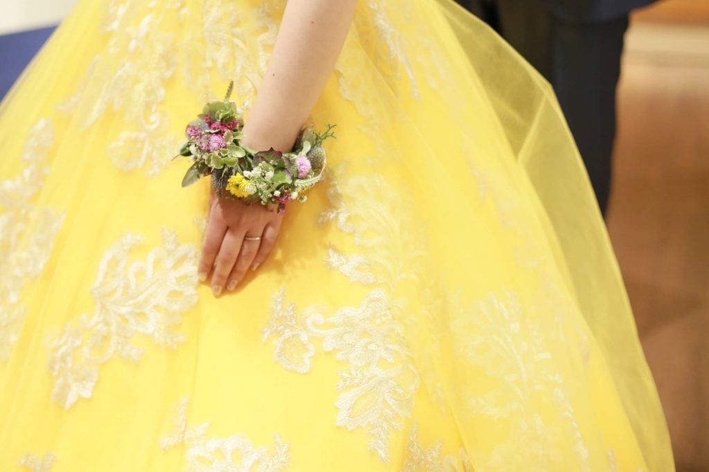 可愛い刺繍付き黄色ドレスでお色直し：AYUMI様 - Cocomelodyマガジン