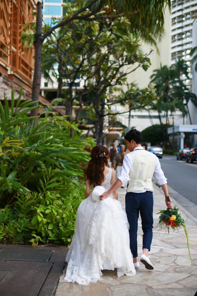 ハワイ/パラダイスガーデン・クリスタルチャペル　結婚式　ウェディングドレス　Aライン　vネック