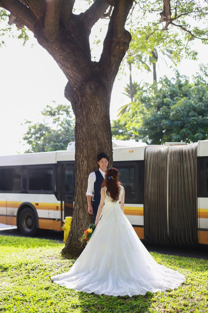 ハワイ/パラダイスガーデン・クリスタルチャペル　結婚式　ウェディングドレス　Aライン　vネック