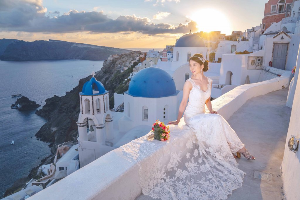ギリシャ　サントリーニ島　ウェディング後撮り　バックレスドレス