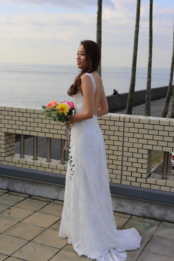 結婚式　前撮り　オープンバックウェディングドレス