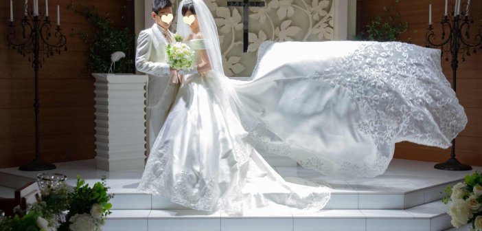 ベルクラシック東京　結婚式　チャペル　オフショルダー　サテンドレス　ロングトレーン