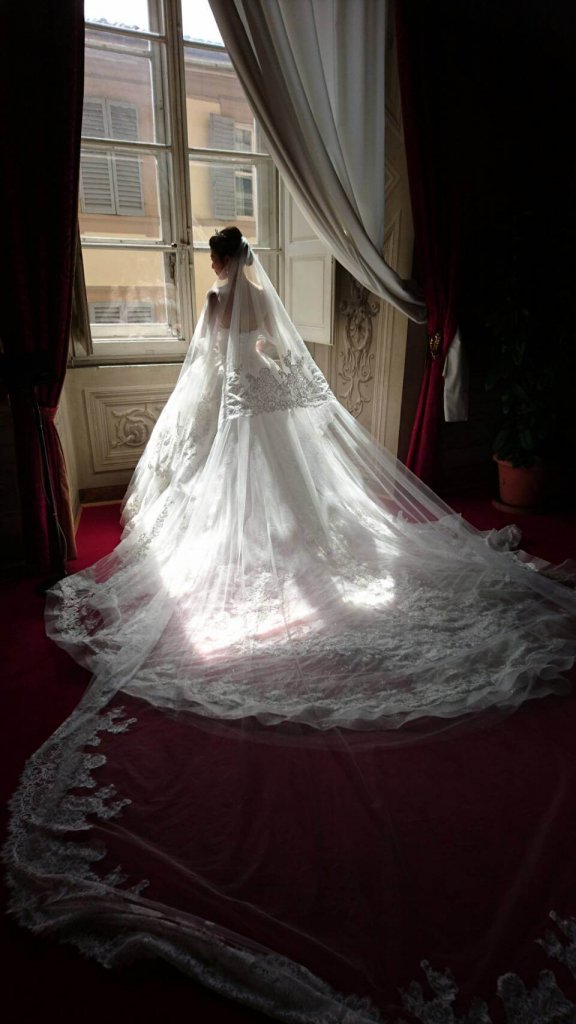イタリアフィレンツェ ヴェッキオ宮殿　挙式　海外挙式　プリンセスラインウェディングドレス