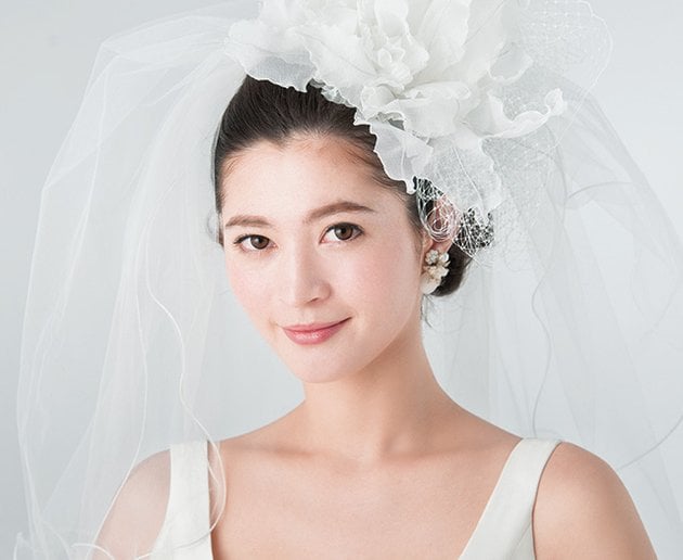 ウェディングドレスの印象はヘアスタイル メイクで決まる 年の花嫁に合うものは Cocomelodyマガジン